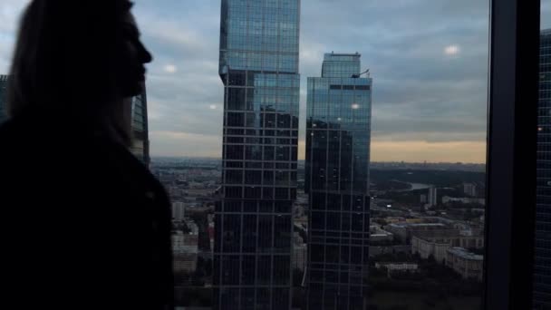 Junge Frau Geht Vor Modernen Blauen Gebäuden Durch Französische Fenster — Stockvideo