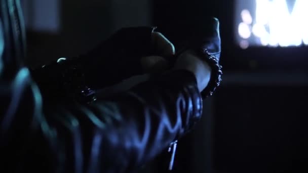 Молодая Женщина Кожаной Куртке Молниями Надевает Черную Перчатку Темной Комнате — стоковое видео