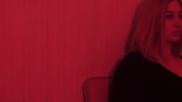 Повільний Рух Красива Блондинка Чорному Одязі Сидить Стільці Кімнаті Червоним — стокове відео