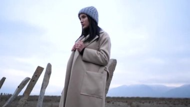 şapka ve uzun ceket modeli çorak yavaş hareket pozlar