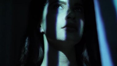 güzel kız yüz ön planda closeup üzerinde buzlu kumaş ile elektrikli beyaz parçalı çizgili altında hamle