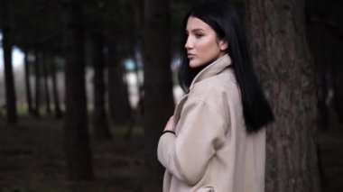 ceket akıllı esmer çam ağacı closeup yakın duruyor