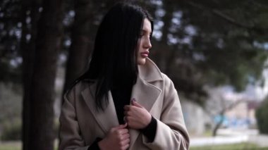 düşünen bayan bulanık çam closeup karşı ceket pozlar