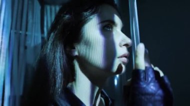 oldukça uzun saçlı bayan değişen beyaz elektrik ışığı yakın görünümü altında siyah eldiven elle kumaş tutar