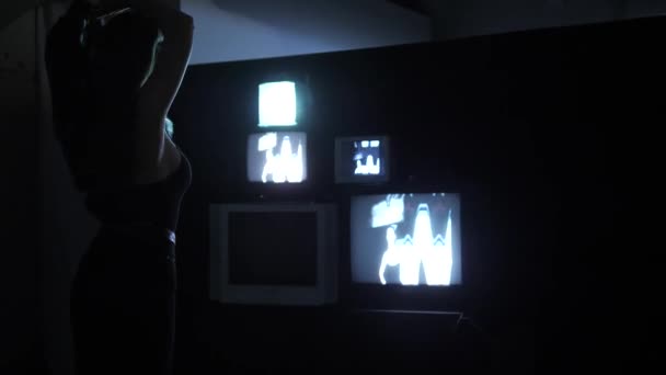 Langharige Lady Silhouet Zet Zwarte Jas Tegen Displays Met Verschillende — Stockvideo