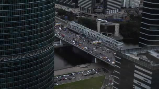 Цветные Автомобили Едут Серой Дороге Современном Городе Новыми Зданиями Над — стоковое видео