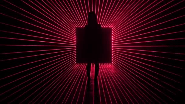 Fiatal nő sziluett ellen piros négyzet reflektorfény gerendák — Stock videók