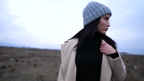 Close nice lady in hat looks aside in wasteland slow motion — Stock Video