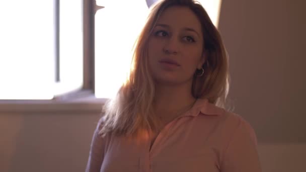 Spannende Blonde Dame Roze Blouse Staat Kamer Met Potplant Vensterbank — Stockvideo