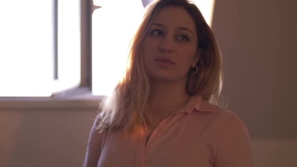 Passionnante Dame Blonde Chemisier Rose Tient Dans Chambre Avec Plante — Video