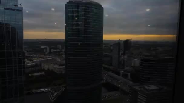 Vedere Picturală Afara Ferestrei Clădirile Moderne Ale Orașului Siluetele Casei — Videoclip de stoc