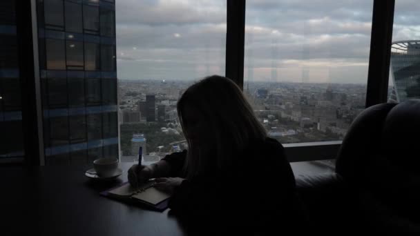 Fille Silhouette Trouve Sur Chaise Table Bois Écriture Dans Carnet — Video