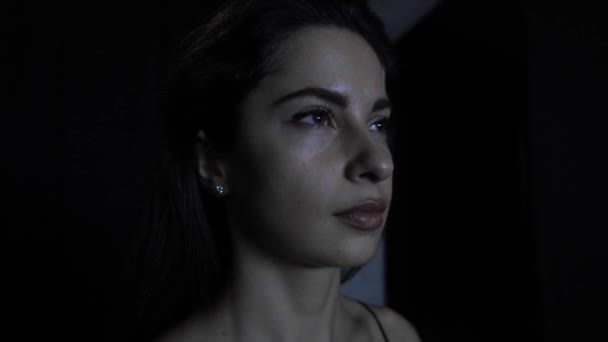 Excitante Retrato Morena Con Brillante Pendiente Iluminado Por Luces Intermitentes — Vídeos de Stock