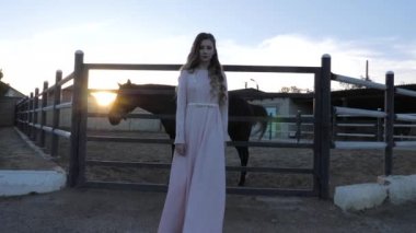 gevşek kıvırcık saçlı bayan yarış pisti yavaş hareket yürüyor