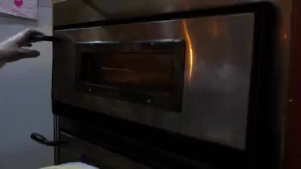 Περικομμένη Θέα Του Μάγειρα Βάζοντας Πίτσα Φούρνο Στο Εστιατόριο Κουζίνα — Αρχείο Βίντεο