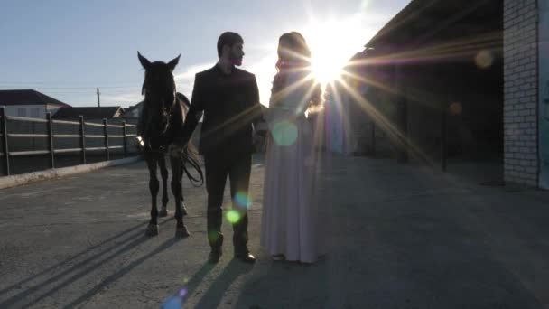 Bello uomo guarda ragazza in abito silhouette rallentatore — Video Stock