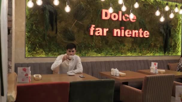 Genç Konuk Kahve Içiyor Popüler Pizzacıdaki Dekoratif Akvaryuma Karşı Masadaki — Stok video