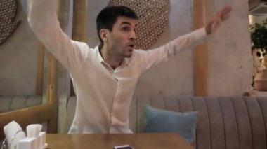 beyaz gömlek dalgalar elleri hoşnutsuz aç konuk ve şık pizzacı masada sipariş almak istiyor