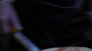 restoran mutfakta fırına pizza koyarak aşçı kırpılmış görünümü