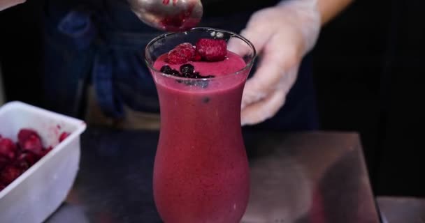 Mulher adiciona frutas frescas ao smoothie no café popular close-up — Vídeo de Stock