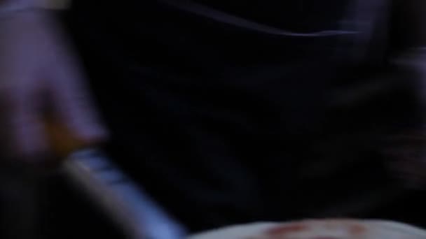 vue recadrée du cuisinier mettant la pizza au four à la cuisine du restaurant 