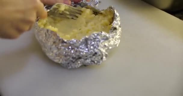 Woman hand mixes potato puree in foil container close view — 비디오