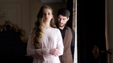 uzun saçlı esmer adam yavaş hareket önünde duruyor