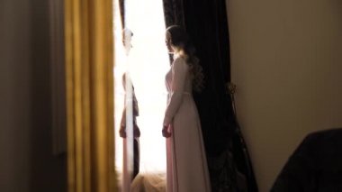 sakallı adam bayan aynada reflecring el alır gelir