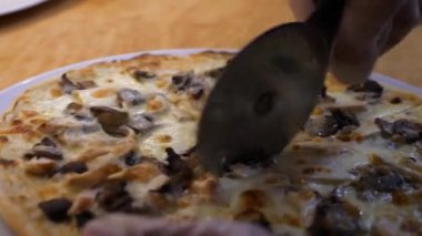 restoran mutfakta pizza kesme aşçı kırpılmış görünümü
