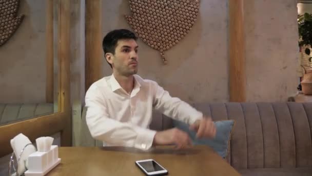 Homme Affaires Nerveux Chemise Blanche Applaudit Les Mains Pour Attirer — Video