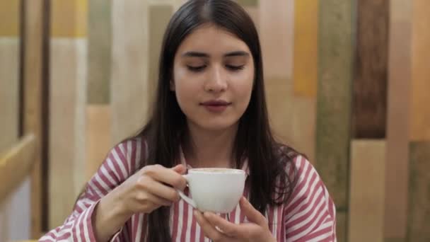 Aantrekkelijk Donker Haired Meisje Geniet Van Lekkere Koffie Glimlacht Kleurrijke — Stockvideo