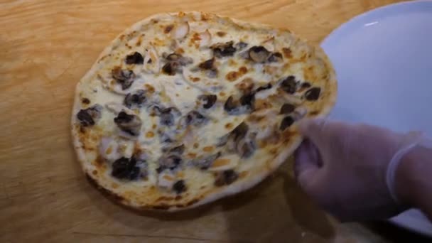 Restoran Mutfakta Pizza Kesme Aşçı Kırpılmış Görünümü — Stok video