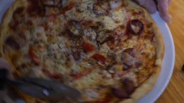 restoran mutfakta pizza kesme aşçı kırpılmış görünümü