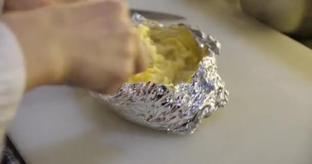 Chief blander kartoffelmos i folie med gaffel om bord closeup – Stock-video