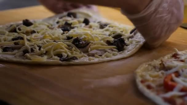 レストランのキッチンでピザを準備する料理のトリミングビュー — ストック動画