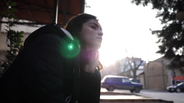 Siyah Kış Ceket Heyecan Verici Üzgün Bayan Araba Sürüş Yürüyen — Stok video