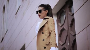 elinde uzun at kuyruğu ve güneş gözlüğü ile esmer gökyüzü yavaş hareket düşük açı çekim düşünceli görünüyor