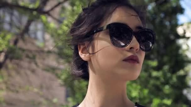 Mädchen mit nacktem braunen Lippenstift in großer Sonnenbrille — Stockvideo
