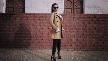 elinde uzun at kuyruğu ve güneş gözlüğü ile esmer gökyüzü yavaş hareket düşük açı çekim düşünceli görünüyor