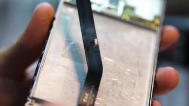 kişi parmakları siyah hasarlı akıllı telefon döngü closeup göstermek