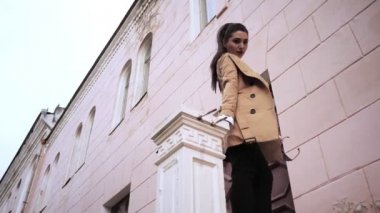 elinde uzun at kuyruğu ve güneş gözlüğü ile esmer gökyüzü yavaş hareket düşük açı çekim düşünceli görünüyor