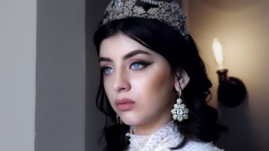 Parlak mavi gözlü genç kadın beyaz önlüklü