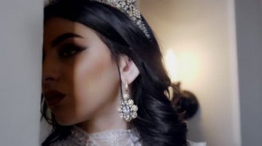 koyu saçlı ve fantastik makyaj ile bayan gölge çıkıyor