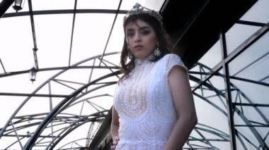 altın küpe li bayan otel cam çatı karşı duruyor