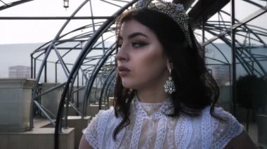 profesyonel makyaj ve saç modeli ile bayan dışında duruyor