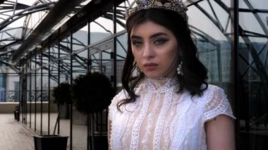 taç ve küpe ile kız beyaz lacy elbise pozlar