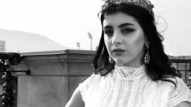 model standları ve beyaz gelinlik ve diadem pozlar