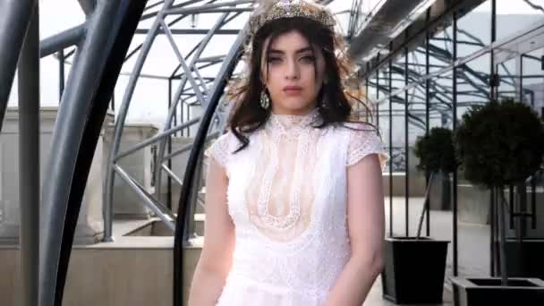 Mädchen mit kurzen Haaren und schönem Make-up steht auf der Terrasse — Stockvideo