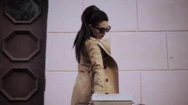 güneş gözlüğü kahverengi saçlı model ev karşı döner