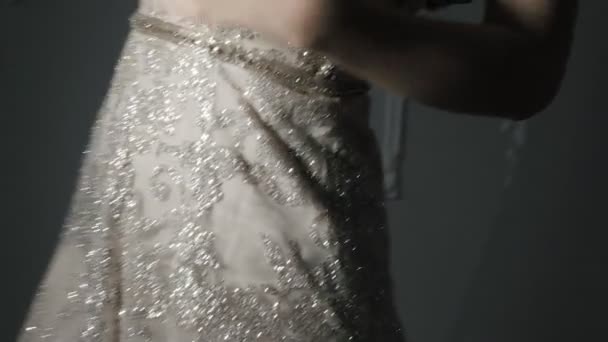 Model z kręcone ciemne włosy stwarza w białej sukni ślubnej — Wideo stockowe